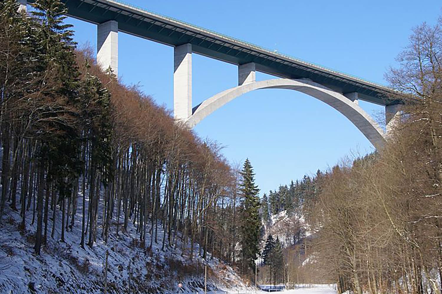 TOMMES-WIKI, Talbrücke Wilde Gera — 20100307 2, CC BY-SA 3.0